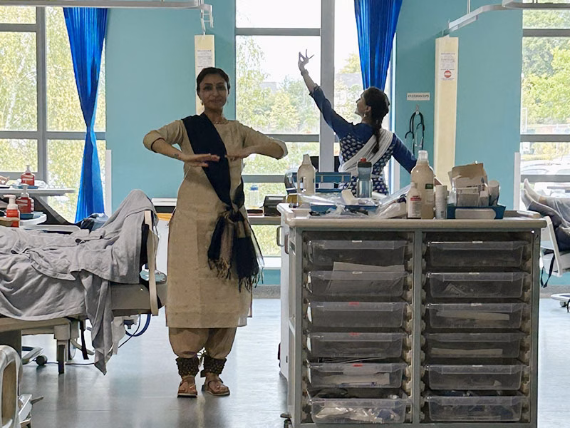 2 dancers performing for patients in a hospital ward